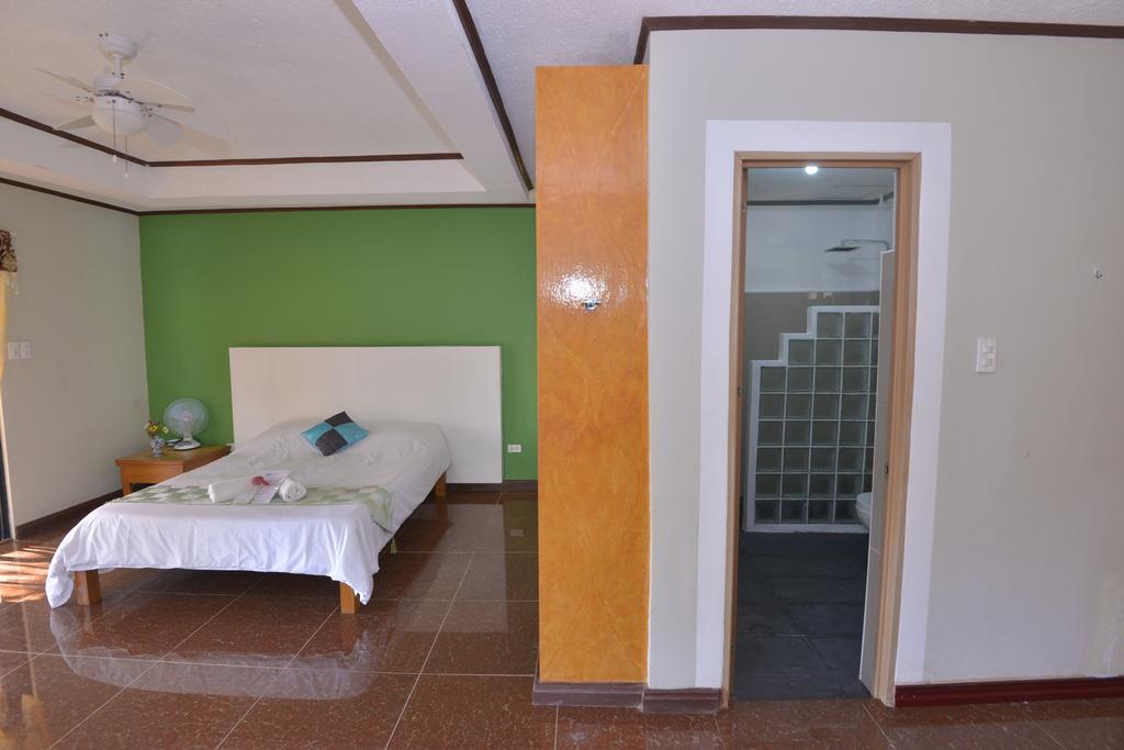 Lanas Beach Resort Romblon Island Habitación foto